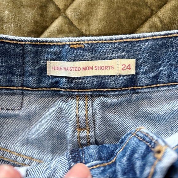 ✨Levi’s High Waisted Mom Shorts - Picture 7 of 7